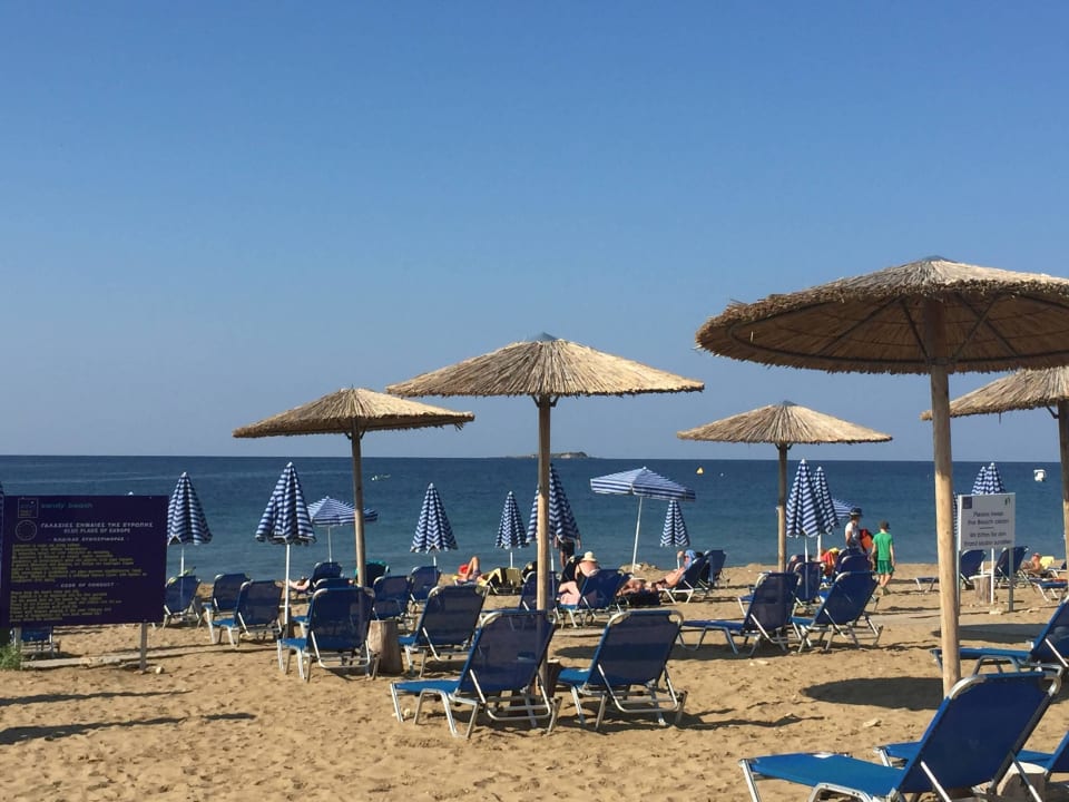 Hotelstrand. Liegen und Schirm 6€/tag  Sandy Beach Resort