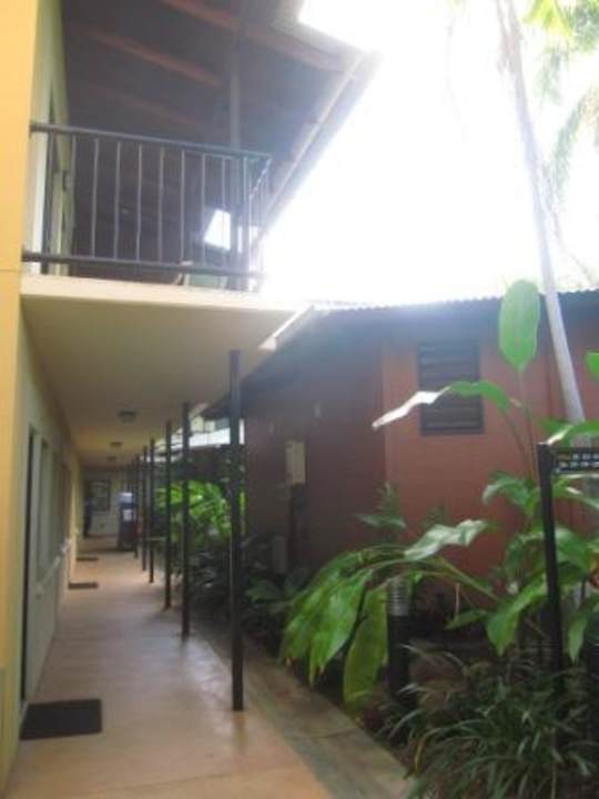 Zugangsweg zu den Motelzimmern, rechts "Villas" Hotel Palms City Resort