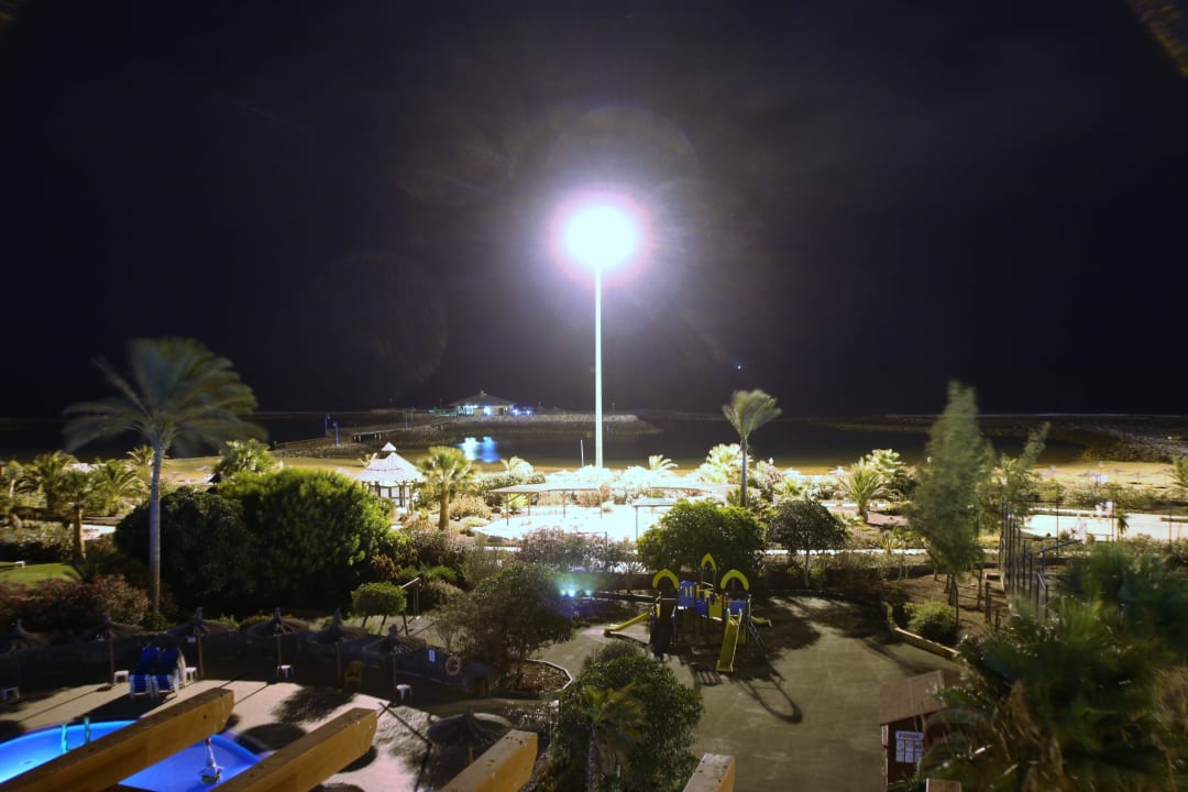 Widok na plac zabaw i plazę nocą Elba Carlota Beach & Golf Resort