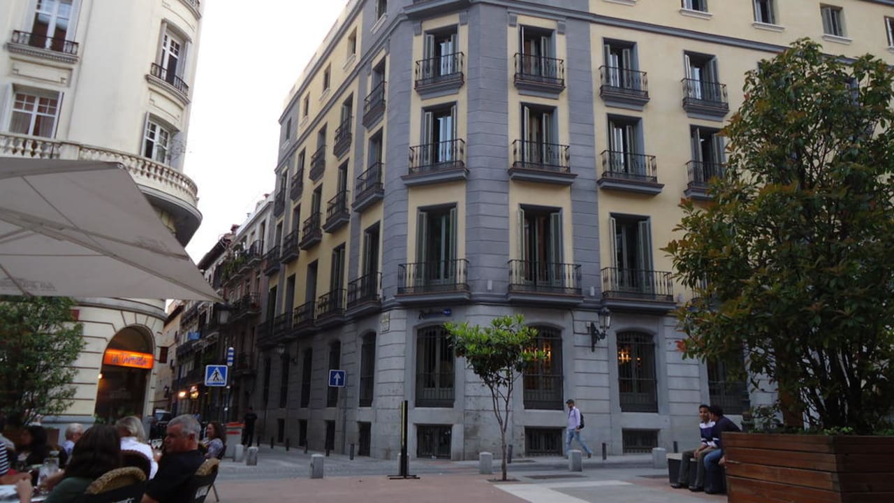 Blick zum Hotel Radisson Blu Hotel Madrid Prado