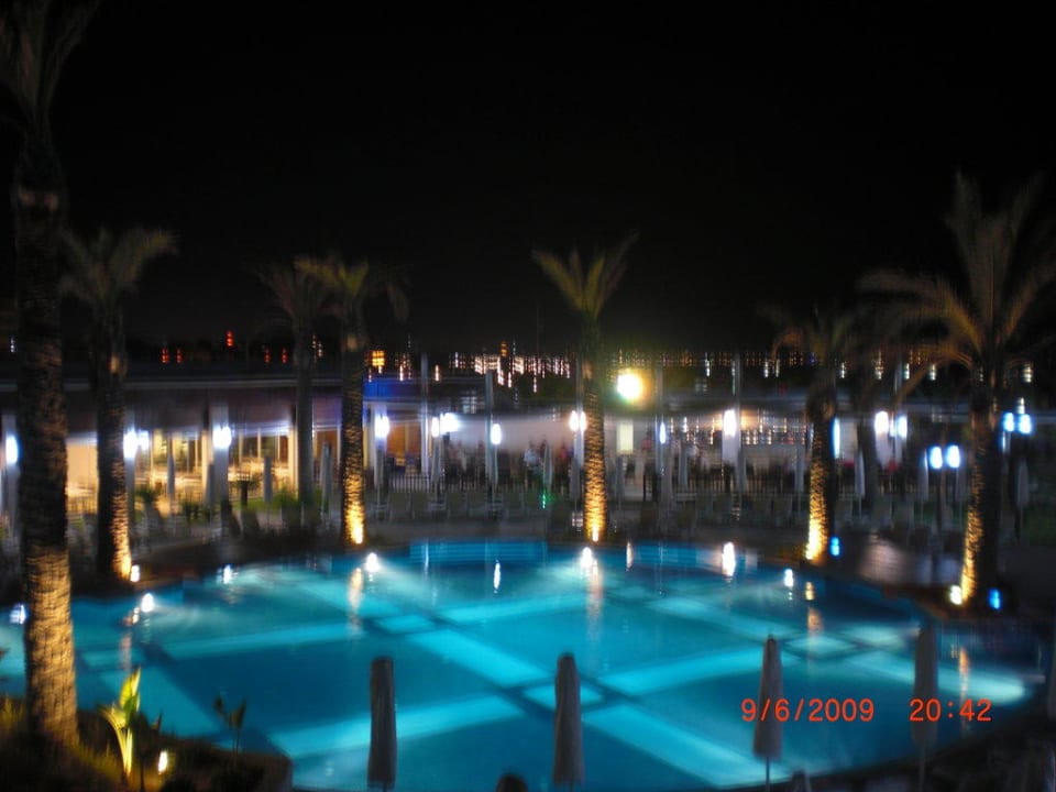 Außenbereich bei Nacht Sunis Evren Beach Resort Hotel & Spa