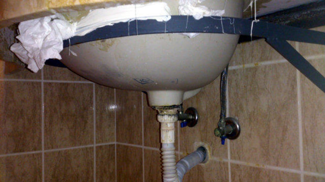 Waschbecken von unten Azak Beach Hotel