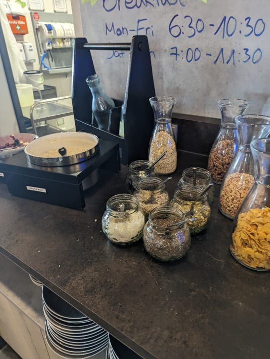 Gastro Holiday Inn - the niu, Hide Berlin Friedrichshain