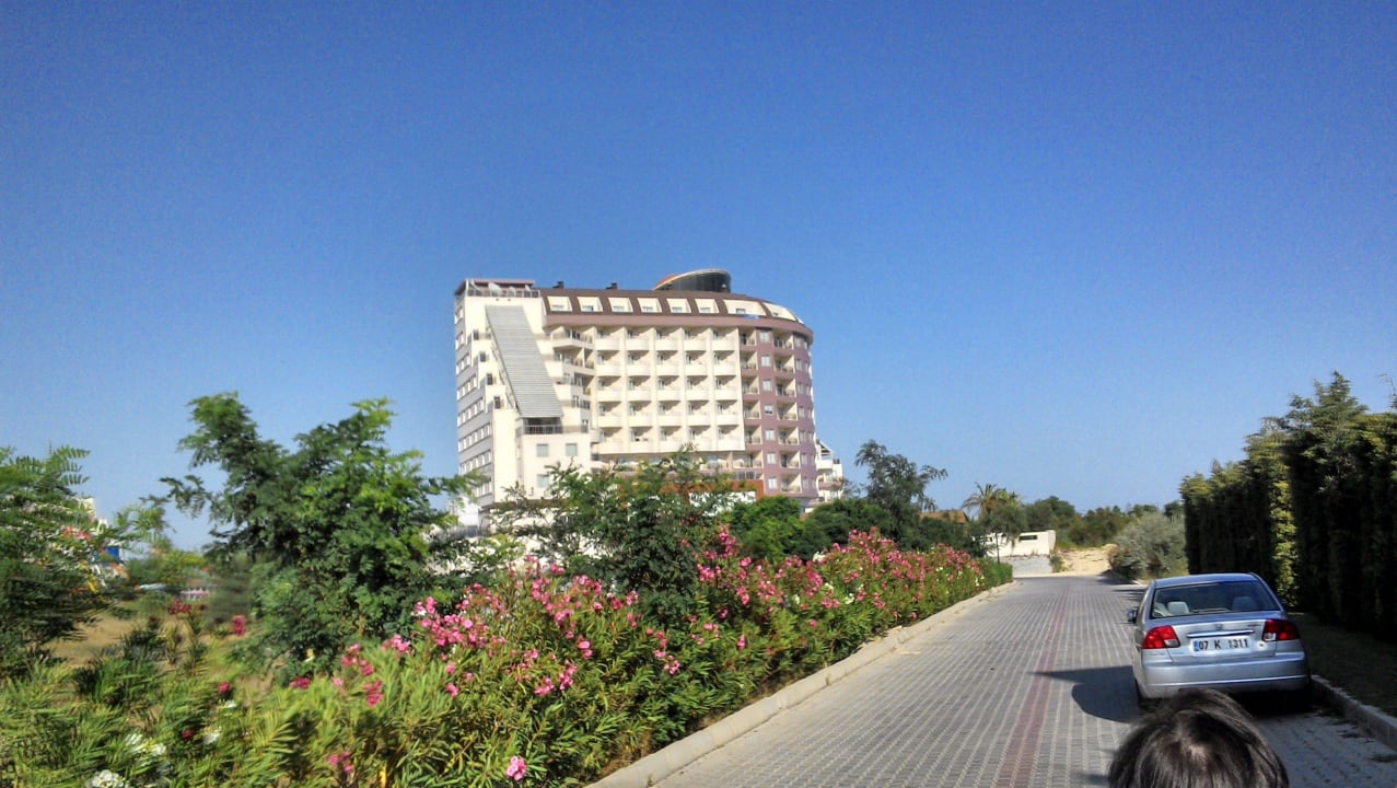 Weg zum Hotel Saturn Palace Resort Hotel