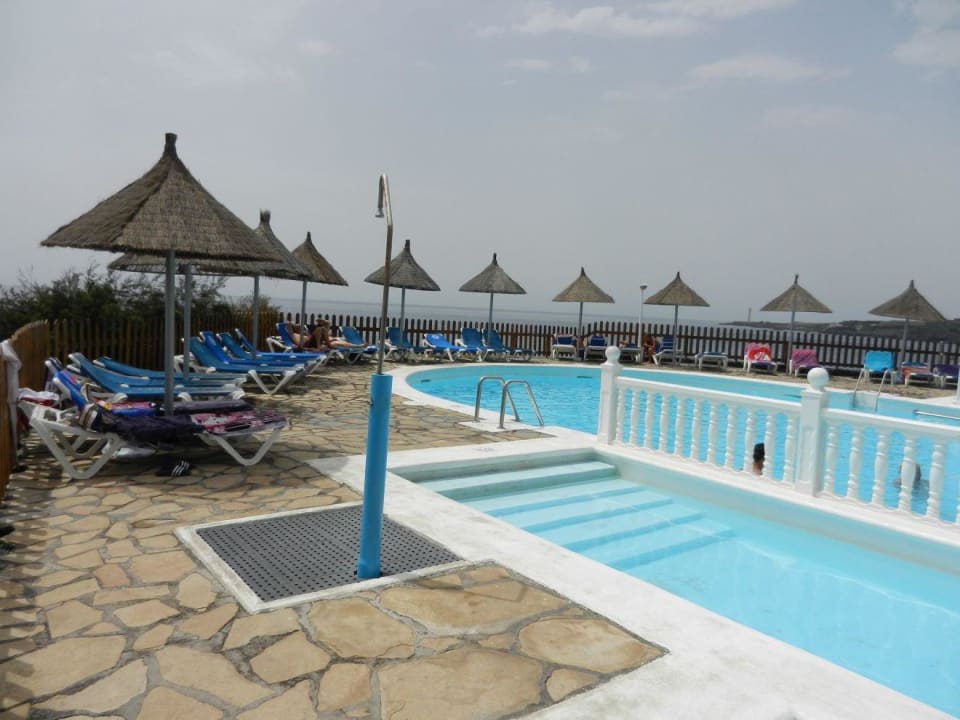 Na basenie leżaków nie brakuje. Melia La Palma Hotel