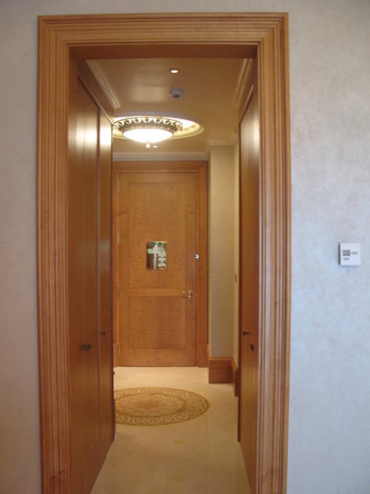 Zimmertür von innen Emirates Palace Mandarin Oriental