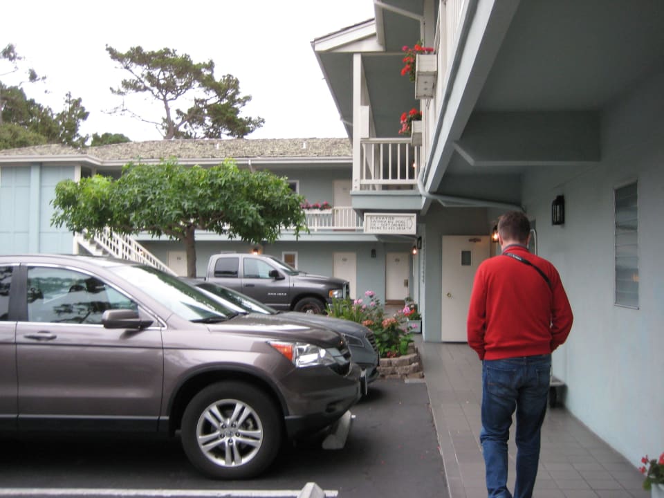 parkplatzseite-carmel-bay-view-inn-carmel-by-the-sea-holidaycheck