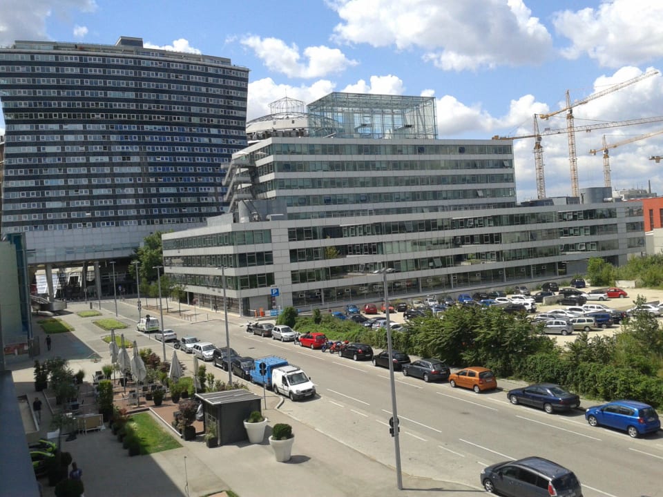 Blick Richtung Gasometer PLAZA INN Wien Gasometer