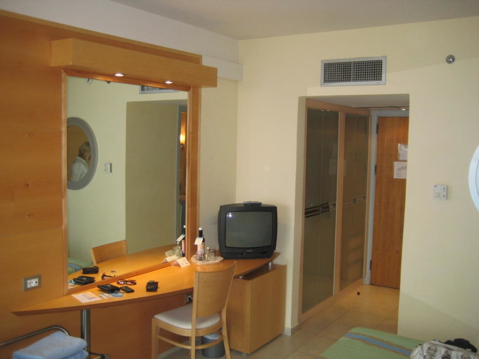 Blick auf Anrichte und TV Zimmer 321 Hotel Calypso Beach