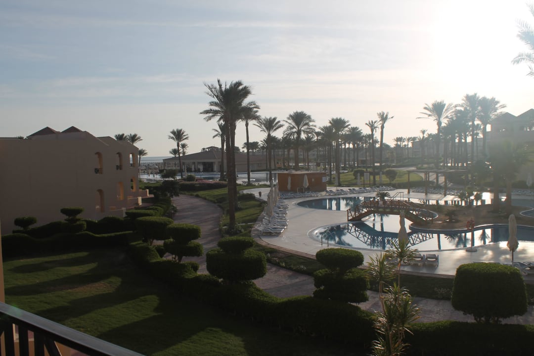 Blick vom Balkon auf den beheizbaren Pool Cleopatra Luxury Resort Makadi Bay
