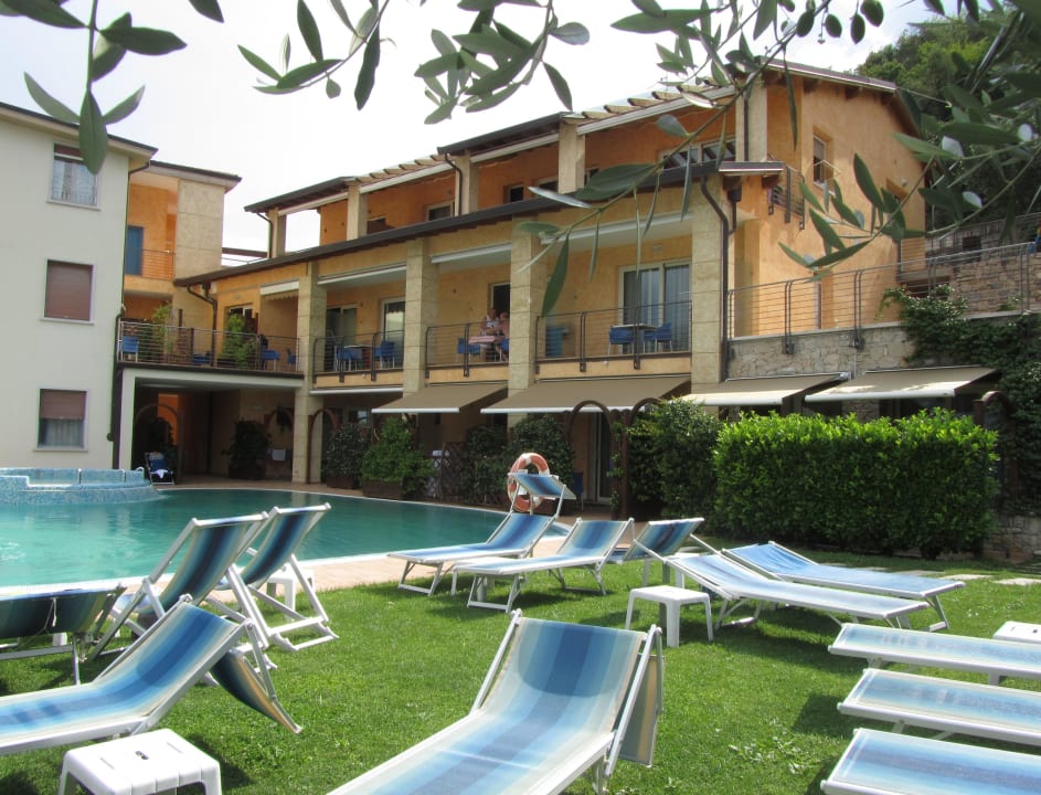 Pool und Rückgebäude Hotel Rosmari