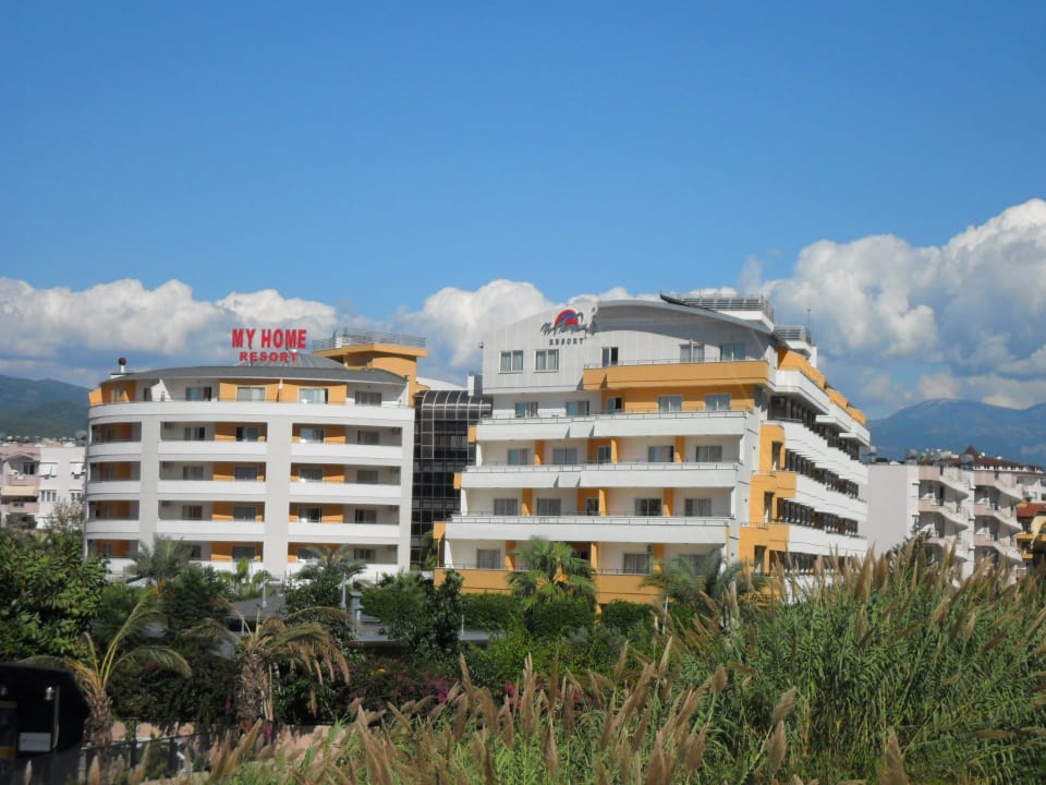 Das Hotel von der Hauptstraße aus gesehen My Home Resort