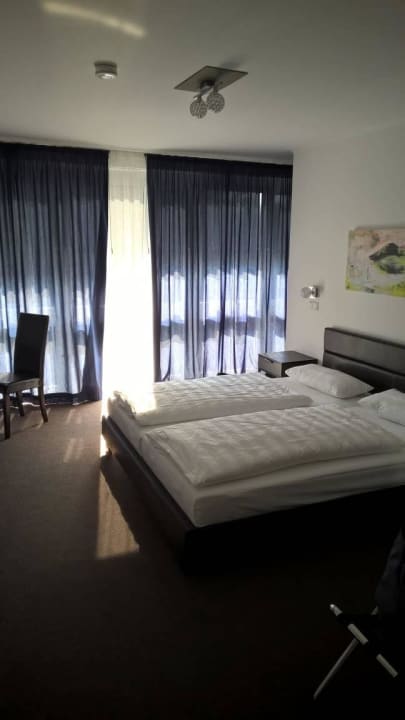 Bett und Fensterfront Hotel52 Bergheim