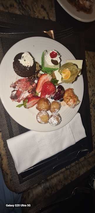 Gastro The Cove Rotana Resort