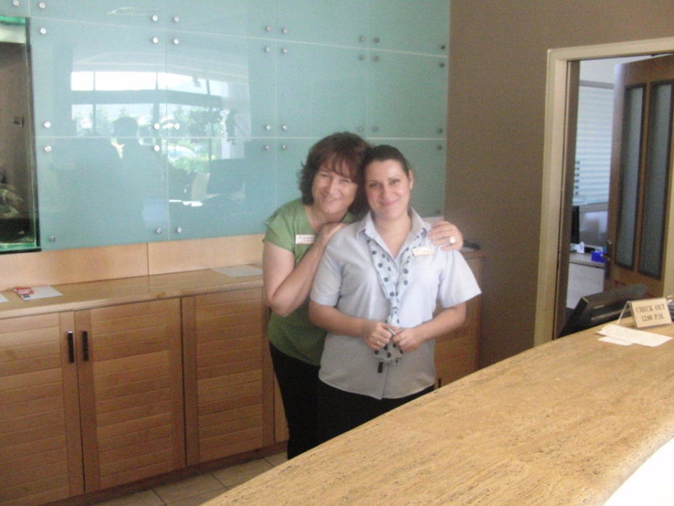 Die beiden von der Rezeption Isolde und Melina Atlantica Aegean Blue