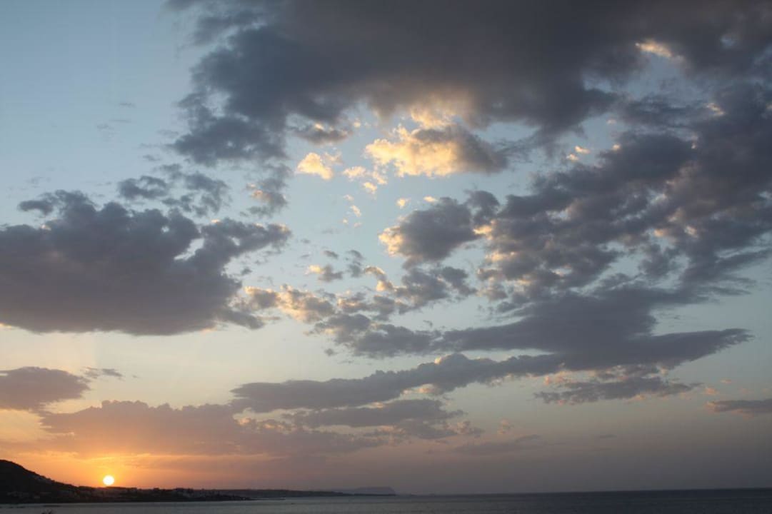 Sonnenuntergang Alexander Beach Hotel & Village Resort