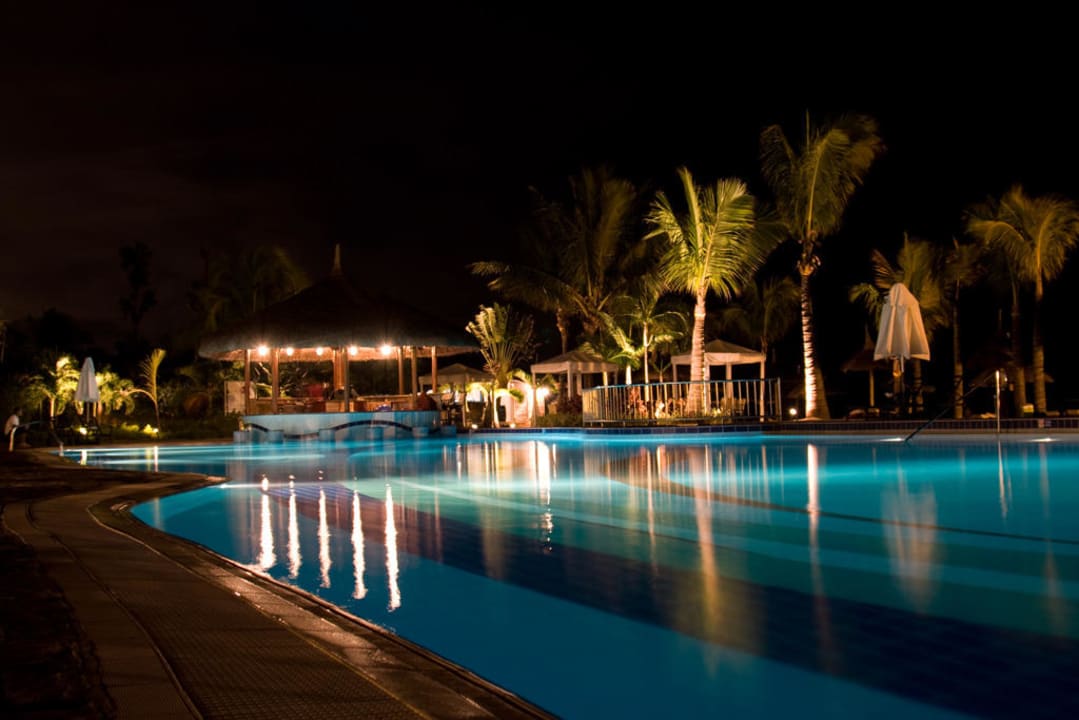 Der Pool bei Nacht Le Meridien Ile Maurice