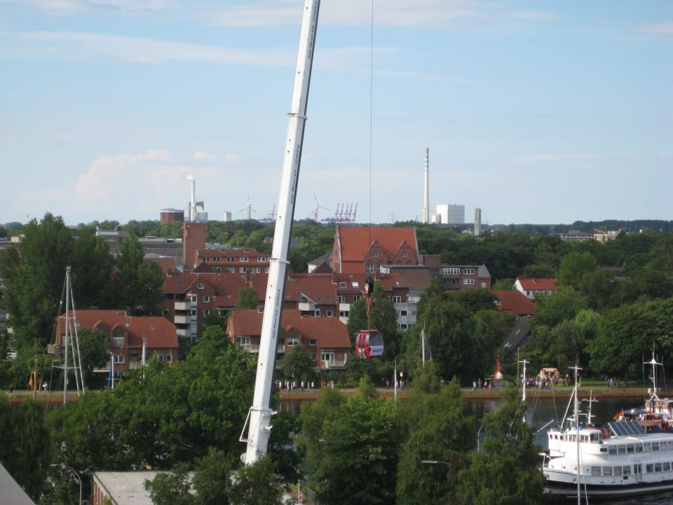 Blick auf den Jade-Weser-Port (gezoomt) ATLANTIC Hotel Wilhelmshaven