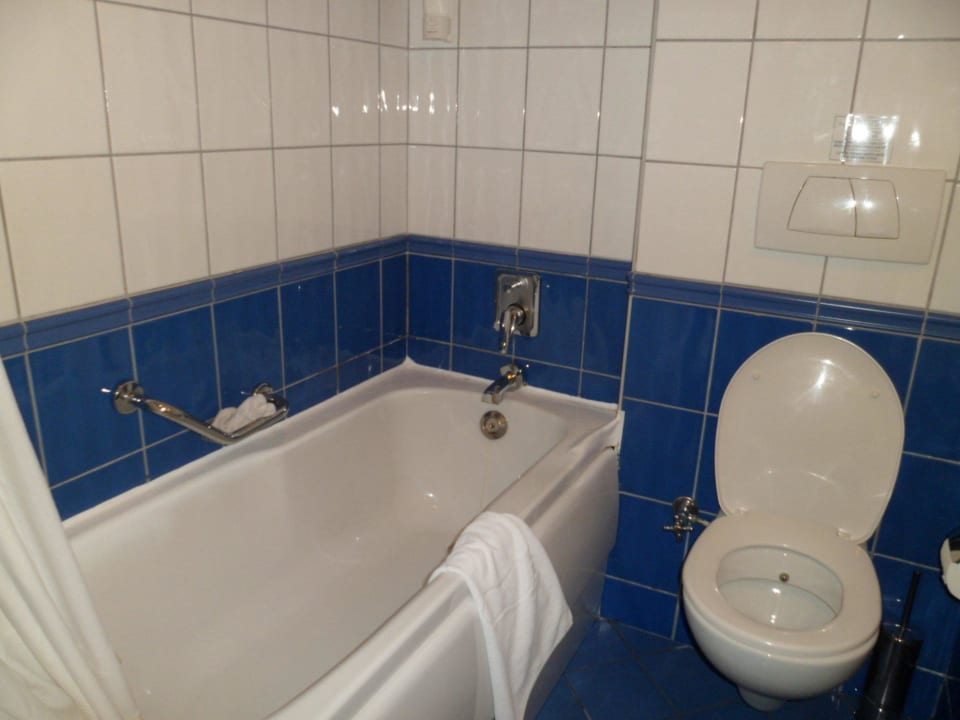 Zimmer 406 - Bad Hotel Antik