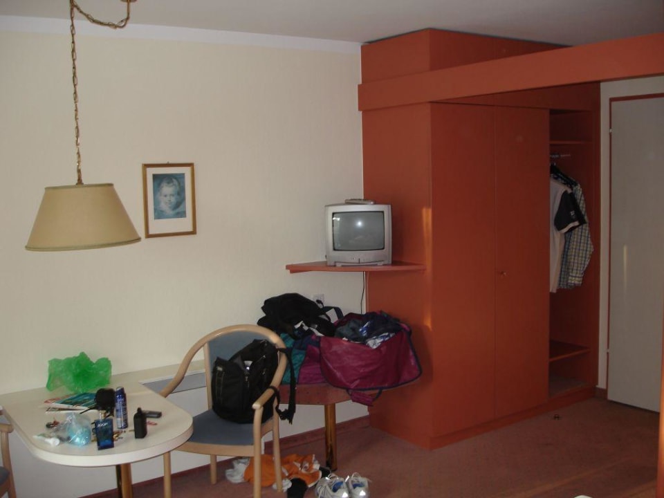 Blick ins Zimmer zum Tisch, TV und Schrank! SONNE_1806, Hotel am Campus Dornbirn