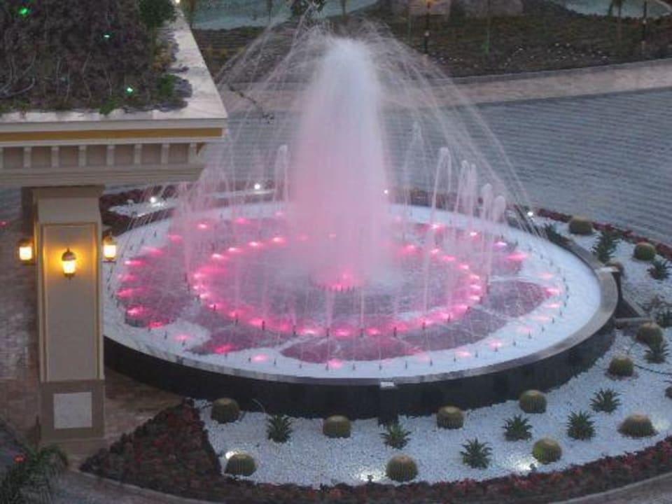 Springbrunnen am Eingang wechselt die Farben Diamond Excellence Resort & Spa