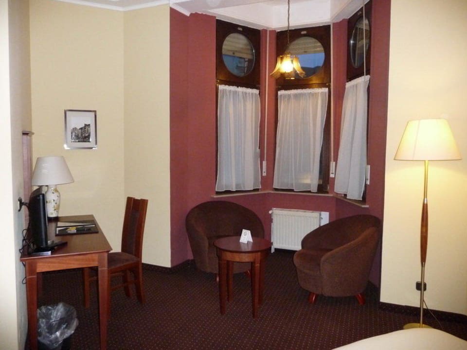 Sitzgelegenheit im Zimmer Cityhotel Idar-Oberstein