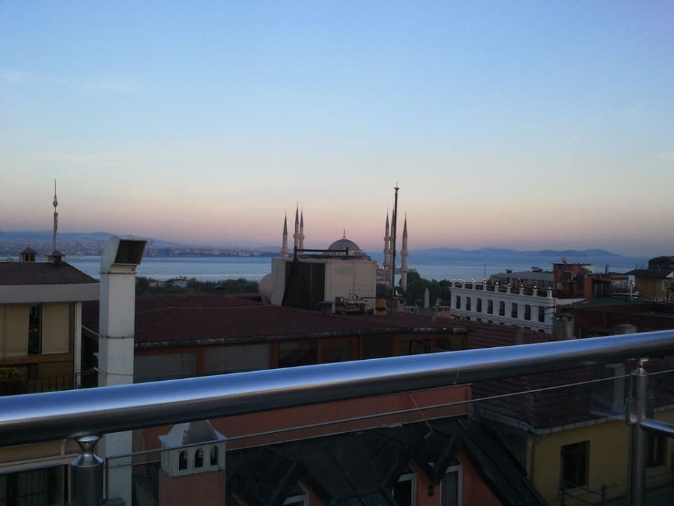 Blick von der Dachterrasse. Pierre Loti Hotel