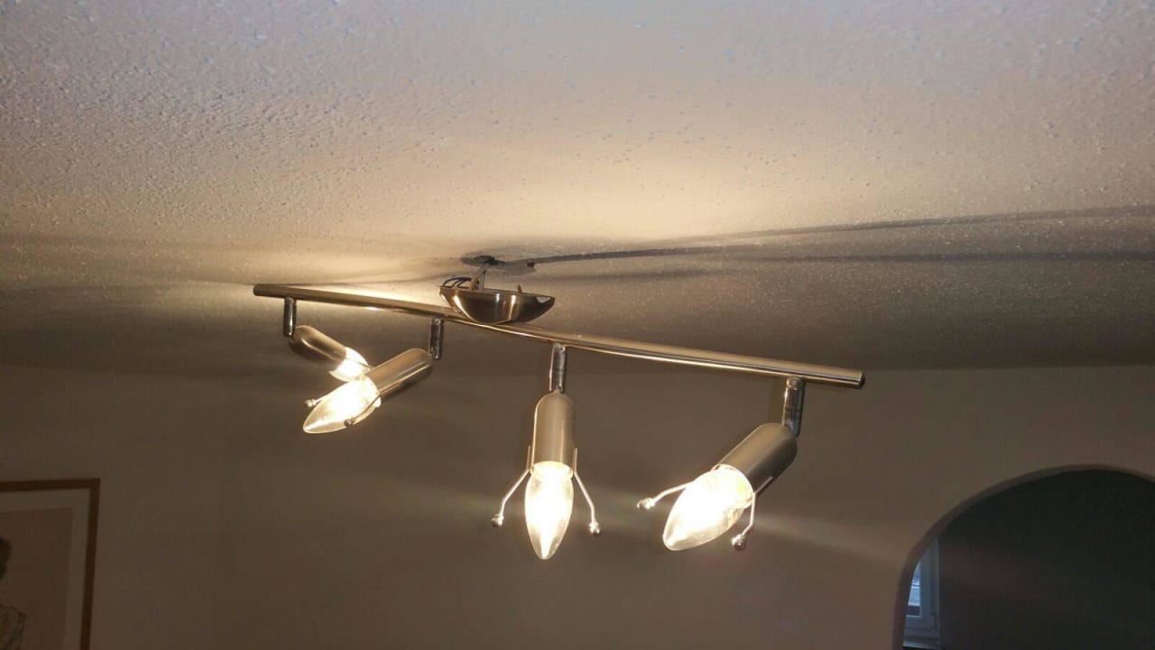 Deckenlampe hängt nur noch an einer Schraube Hotel Alpenrose