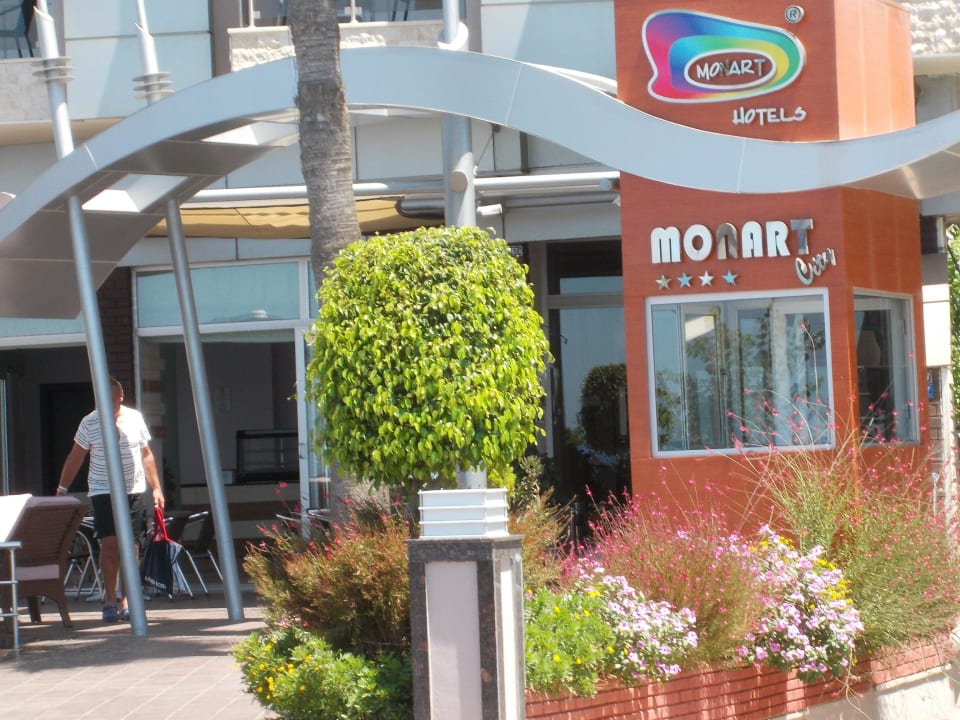 Eingang vom Hotel Monart City Monart City Hotel