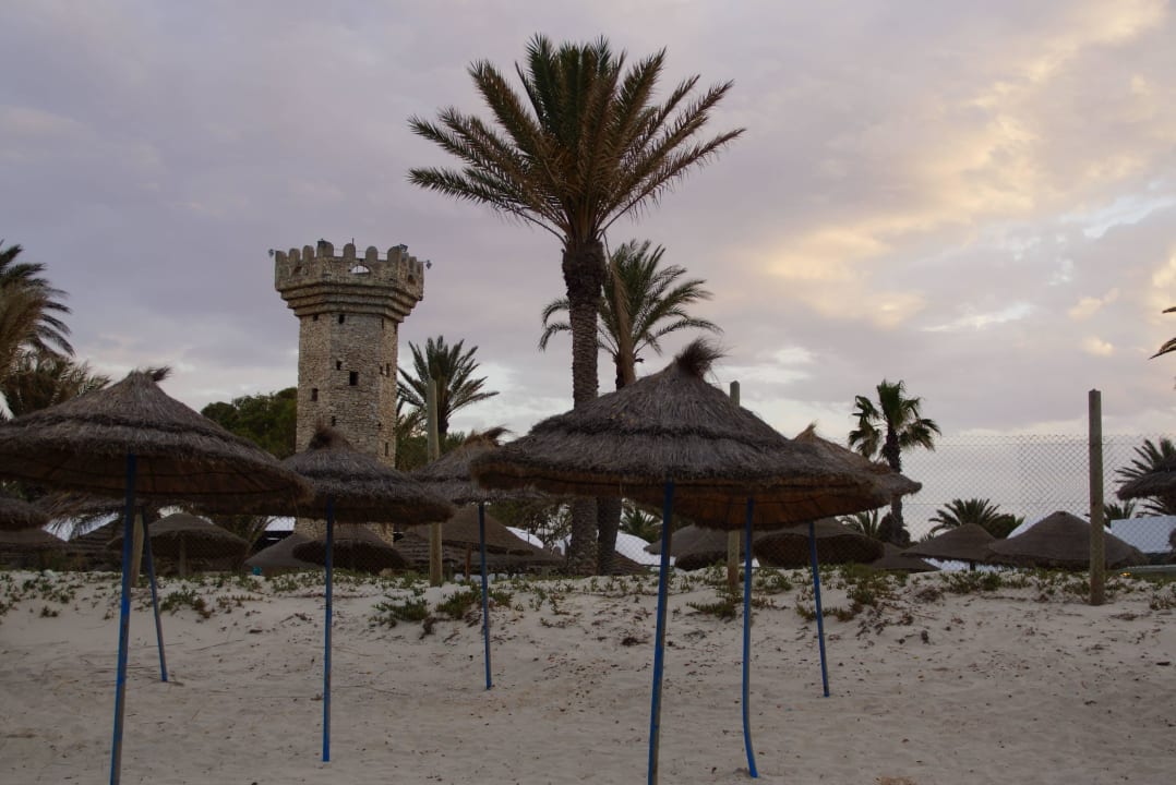 Blick auf die Hotelanlage vom Strand Monarque Club Rivage