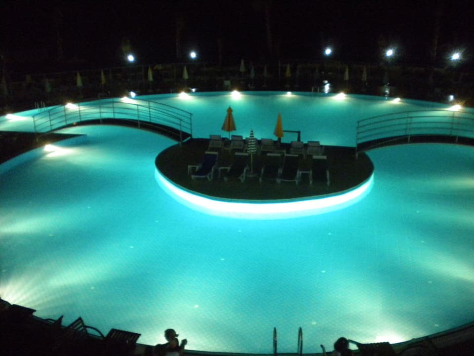 Pool bei Nacht Cenger Beach Resort & Spa