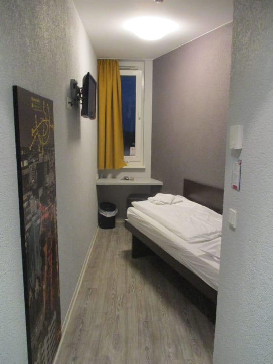 Blick ins Zimmer MEININGER Hotel Berlin Hauptbahnhof