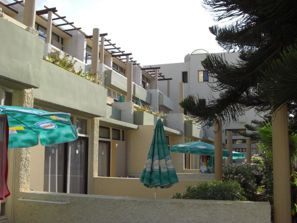 Hotel vom Pool aus gesehen Limanaki Beach Hotel