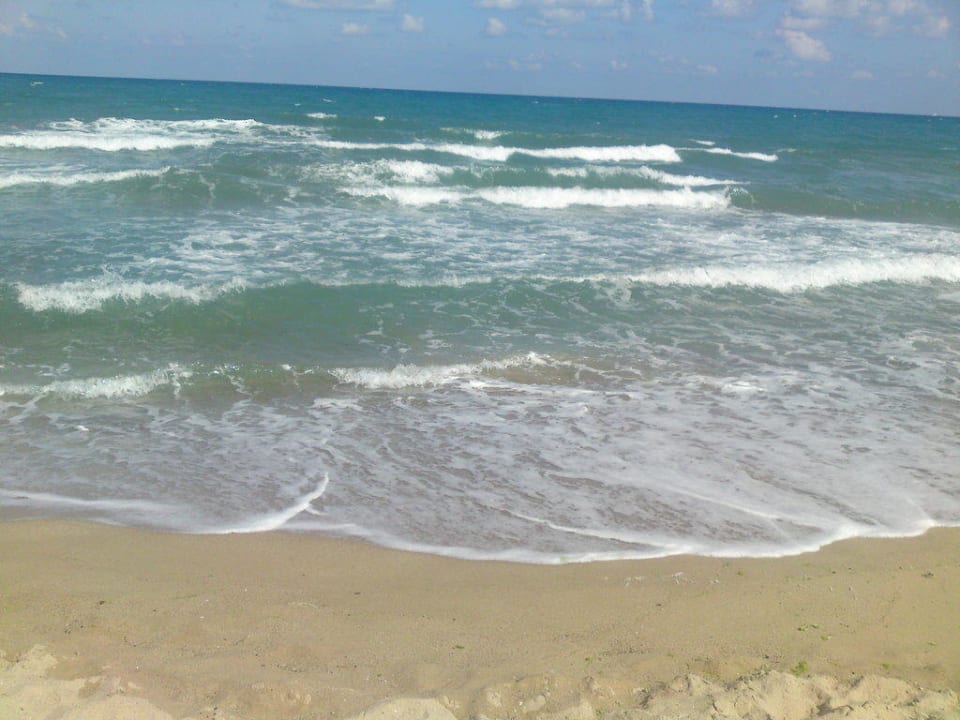 Der traumhaft saubere Strand Sol Luna Bay