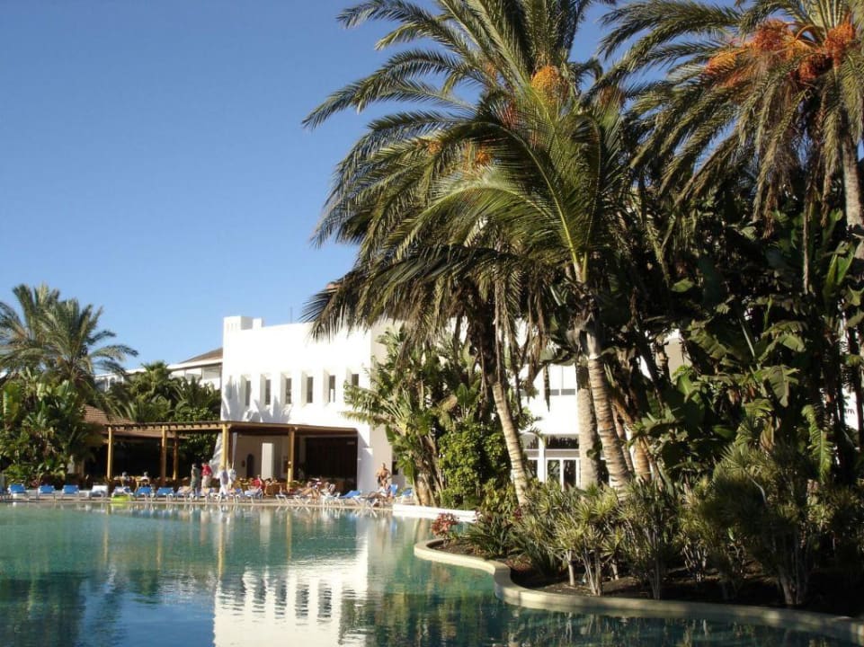 Blick über den Pool zur Poolbar Club Jandia Princess