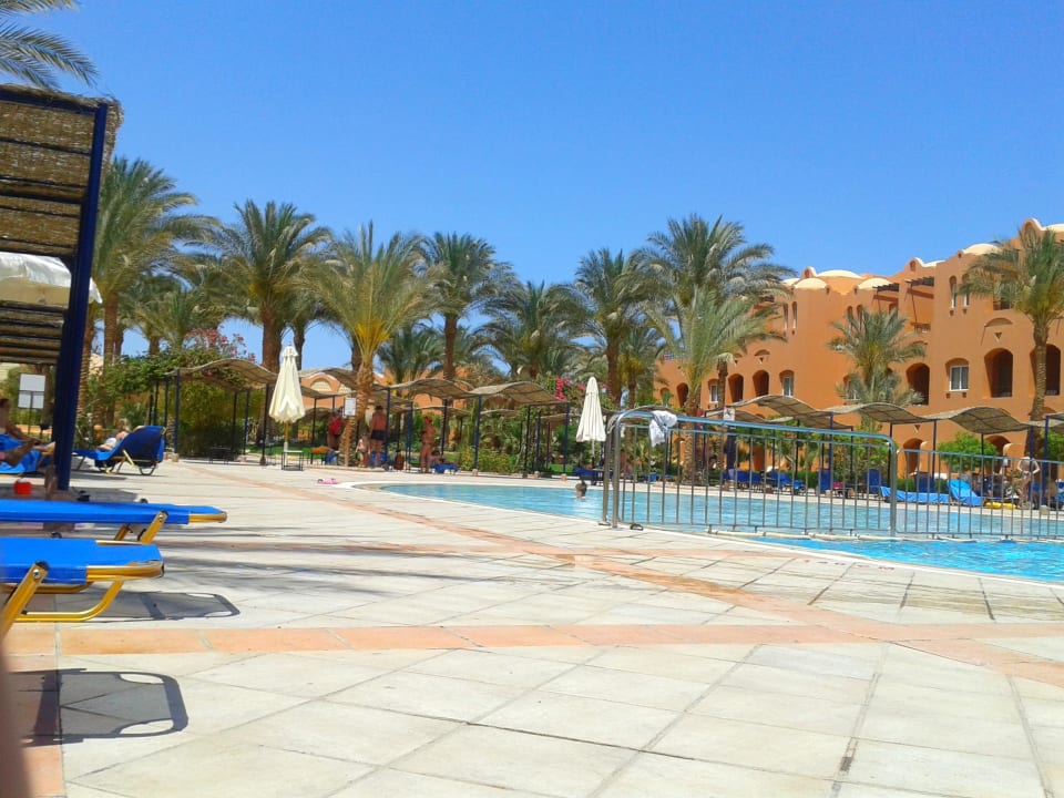 Pool mit Liegen, es war immer eine zu bekommen Jaz Makadi Oasis Resort