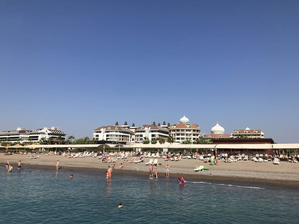 Am Strand Hotel im Hintergrund Kirman Belazur Resort & Spa