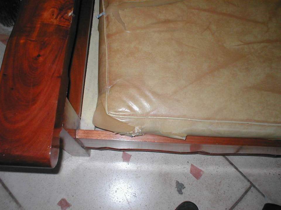 Kaputtes Sofa in der Lobby The Lodge at Chichen Itza