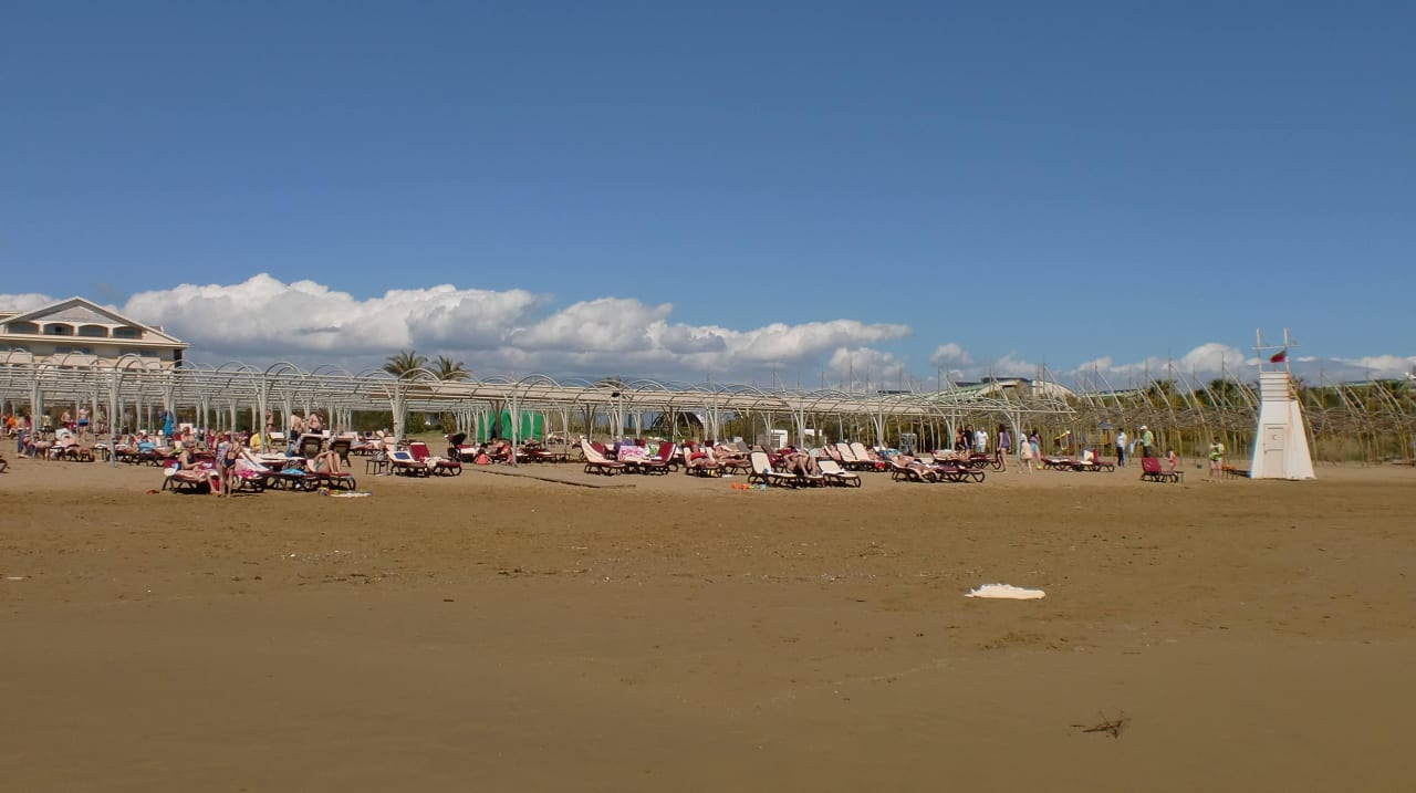 Blick vom Strand zum Hotel Diamond Excellence Resort & Spa