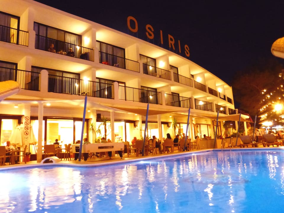 Fassade und Pool in der Nacht Hotel Osiris
