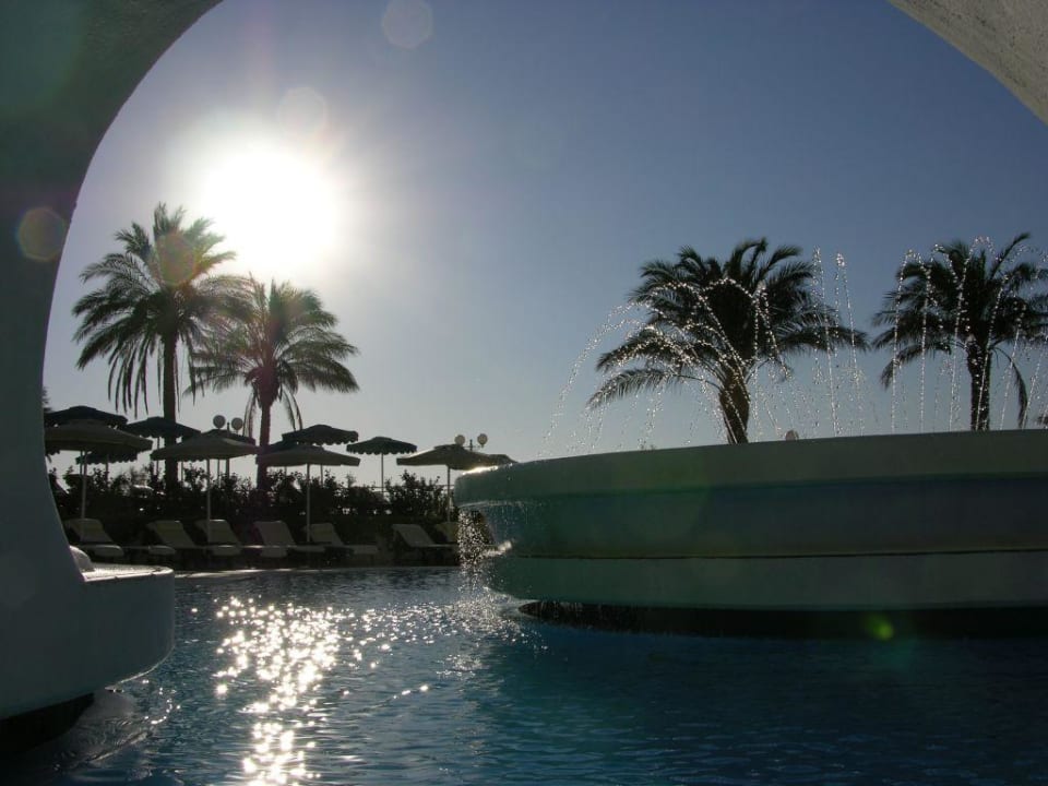 Blick aus dem Tunnel im Pool Richtung Strand Rodos Palladium Leisure & Wellness