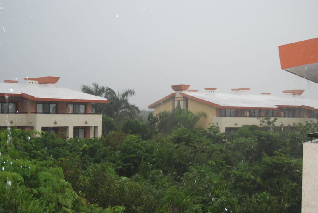 Blick von Terrasse bei Regen Grand Palladium Kantenah Resort & Spa