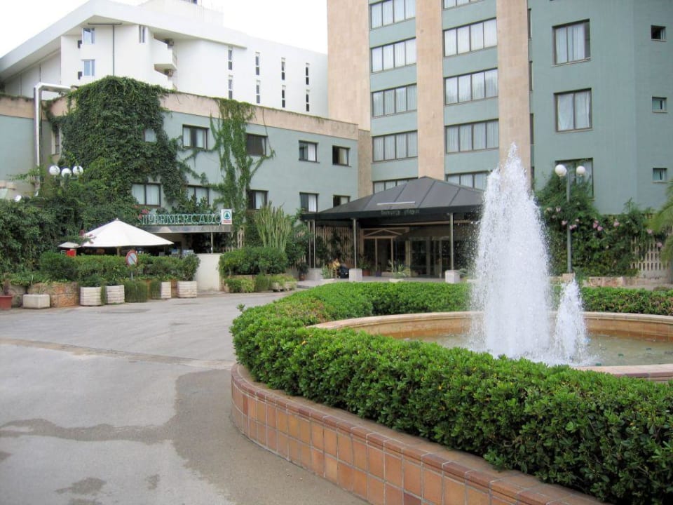 Hoteleingang und Sparmarkt. Hotel Vibra Beverly Playa