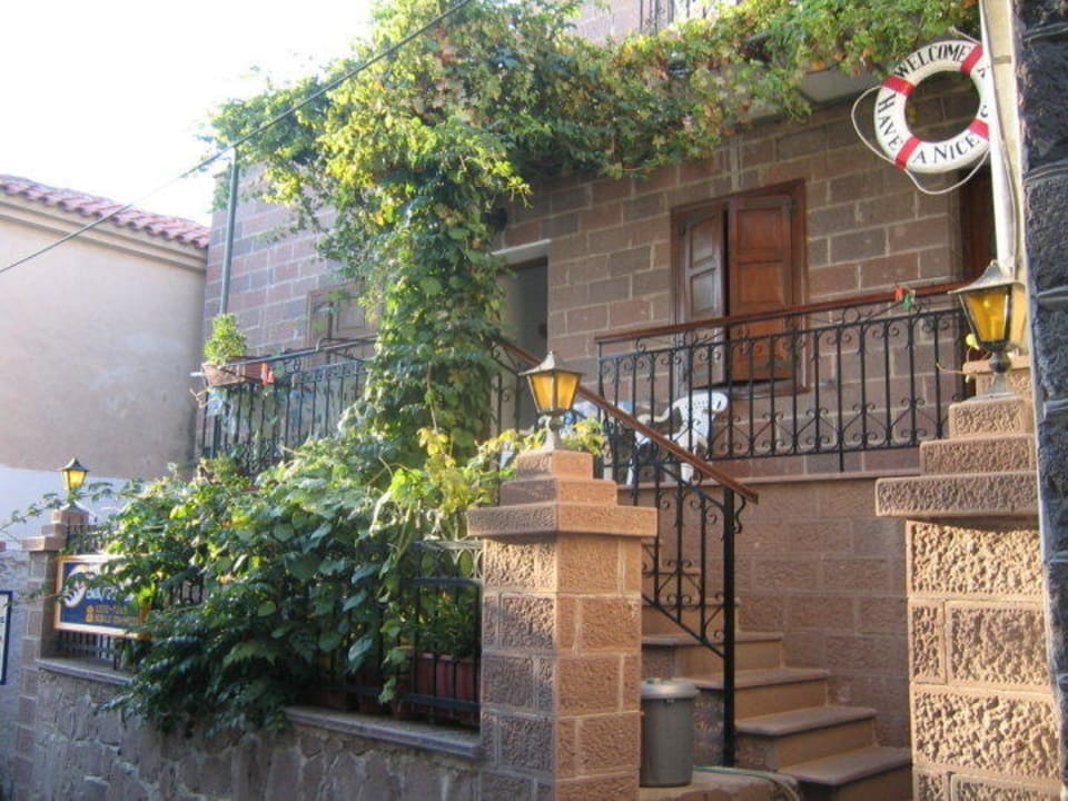 Exterior View Machi's Guest House