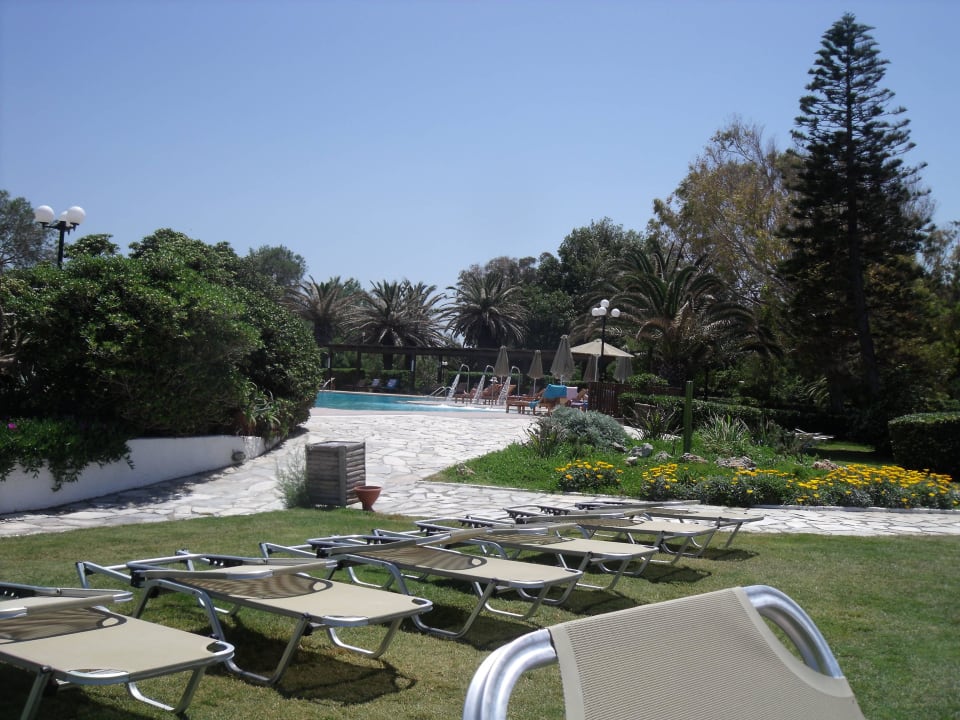 Liegestrühle immer vorhanden Apollonia Beach Resort & Spa