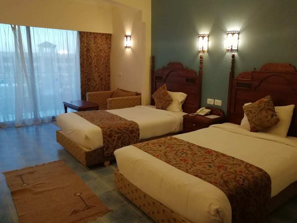 Gemütliches Zimmer mit sehr bequemen, großen Betten. Jasmine Palace Resort & Spa