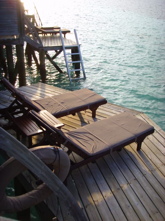 Untere Terrasse mit Leiter ins Meer Kuredu Island Resort & Spa
