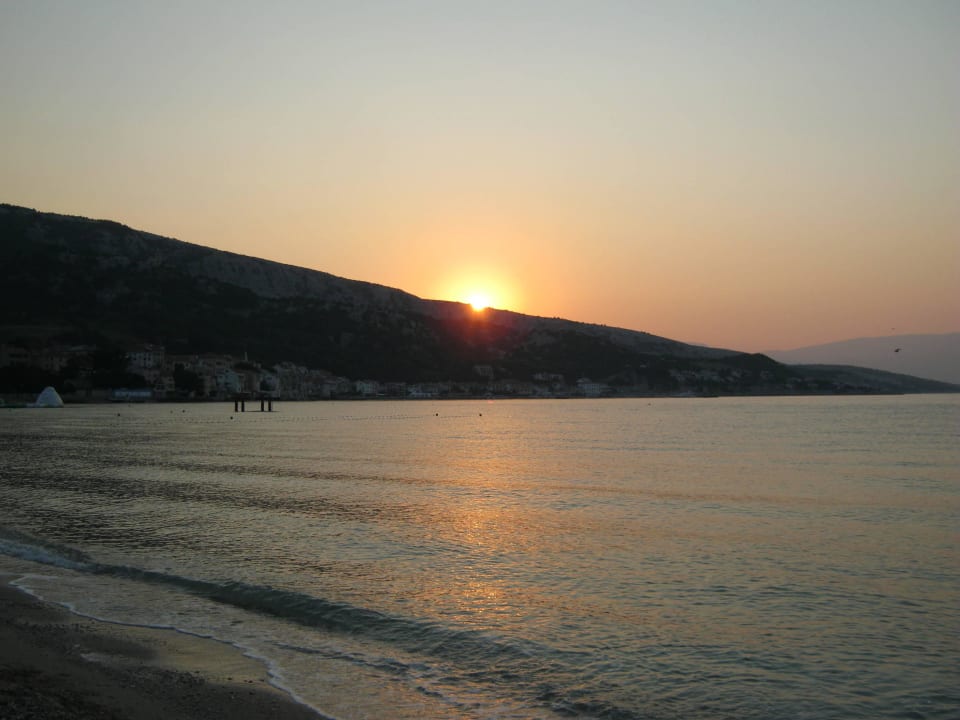 Sonnenaufgang am Strand von Baska Sunny Baška Hotel by Valamar (Corinthia)
