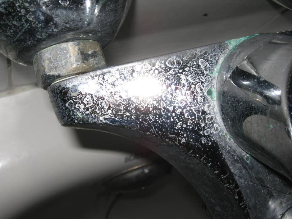 Badewanne, verkalkte Armaturen mit Grünspan Grand Palladium White Island Resort & Spa