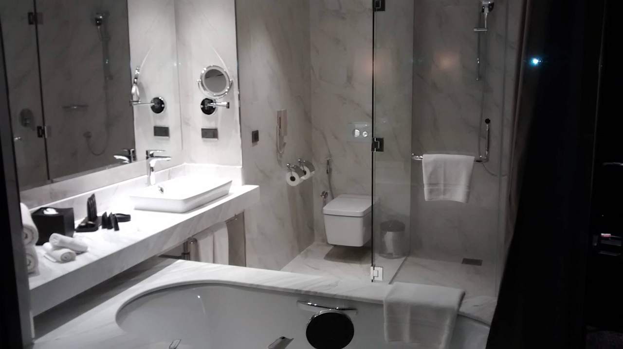 Bad im Deluxe-Doppelzimmer The Biltmore Tbilisi Hotel